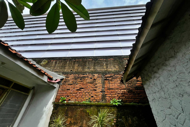 rumah yang bersebelahan dengan lapangan padel di Haji Nawi, Jakarta Selatan, Rabu (18/2/2026). Foto: Rayyan/Kumparan