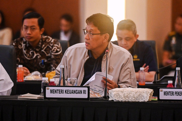 Menteri Keuangan, Purbaya Yudhi Sadewa menyampaikan paparan saat mengikuti rapat koordinasi pemulihan pascabencana di Kompleks Parlemen, Senayan, Jakarta, Rabu (18/2/2026). Foto: Rivan Awal Lingga/ANTARA FOTO