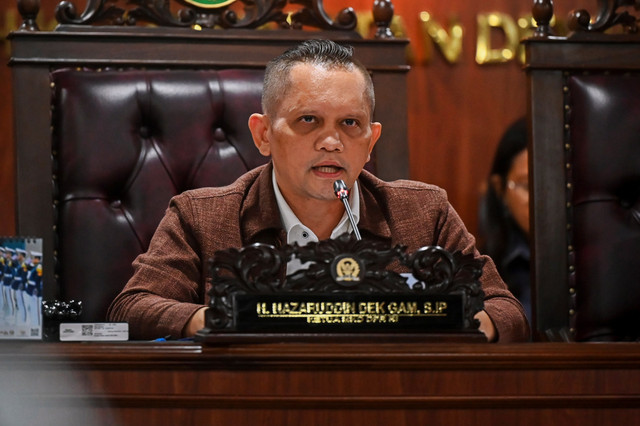 Ketua Mahkamah Kehormatan Dewan (MKD) DPR Nazaruddin Dek Gam memberikan keterangan pers terkait uji kepatutan dan kelayakan calon hakim Mahkamah Konstitusi (MK) yang diajukan oleh DPR di Kompleks Parlemen, Senayan, Jakarta, Rabu (18/2/2026). Foto: Rivan Awal Lingga/ANTARA FOTO