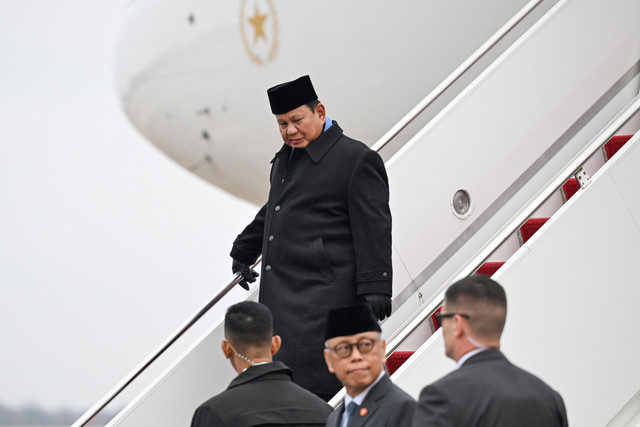 Presiden Prabowo Subianto turun dari pesawat setibanya di Pangkalan Militer Andrews, Washington DC, Amerika Serikat, Selasa (17/2/2026). Foto: Hafidz Mubarak A/ANTARA FOTO