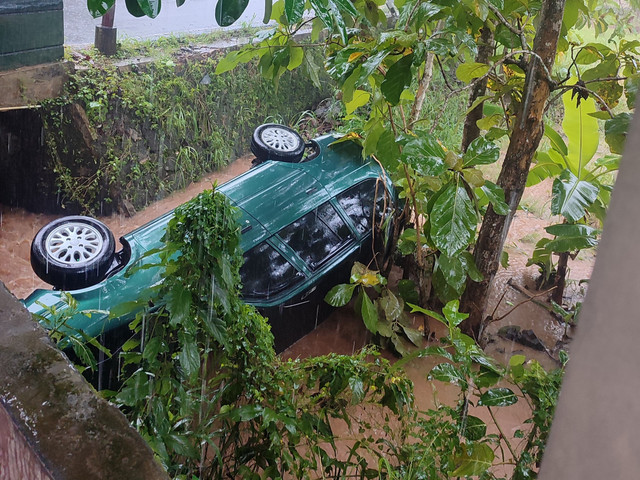 Mobil terguling dan terendam banjir di Gunungkidul usai hujan lebat melanda seluruh wilayah Daerah Istimewa Yogyakarta (DIY), Rabu (18/2) siang. Foto: BPBD DIY    
