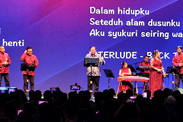 Momen Ketua Majelis Tinggi Partai Demokrat, Susilo Bambang Yudhoyono (SBY) menyanyikan lagu ciptaannya yang berjudul Hening di acara Imlek Nasional 2026 Partai Demokrat di Ballroom Djakarta Theatre, Jakarta pada Rabu (18/2/2026). Foto: Luthfi Humam/kumparan