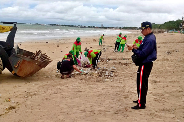 Suasana Pantai Kelan, Kabupaten Badung, Bali sebelum dibersihkan oleh masyarakat, relawan dan petugas DLHK. Foto: Dok. DLHK Badung