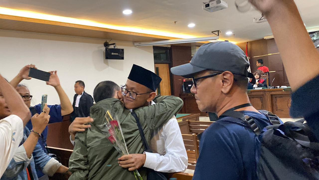 Mahasiswa UNY, Perdana Arie, saat menjalani sidang kasus pembakaran tenda Polda DIY di PN Sleman, Rabu (18/2). Foto: Pandangan Jogja/Resti Damayanti
