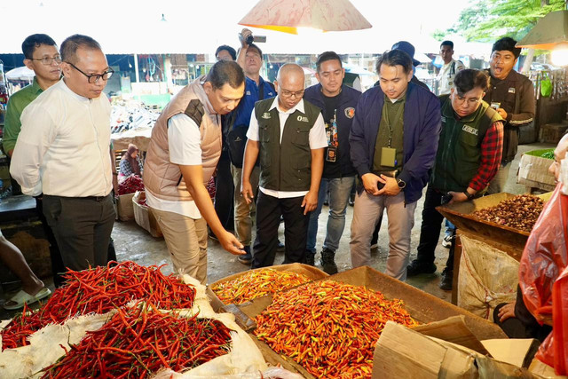 Pasokan dan distribusi cabai di Pasar Induk Kramat Jati, Jakarta. Foto: Bakom RI
