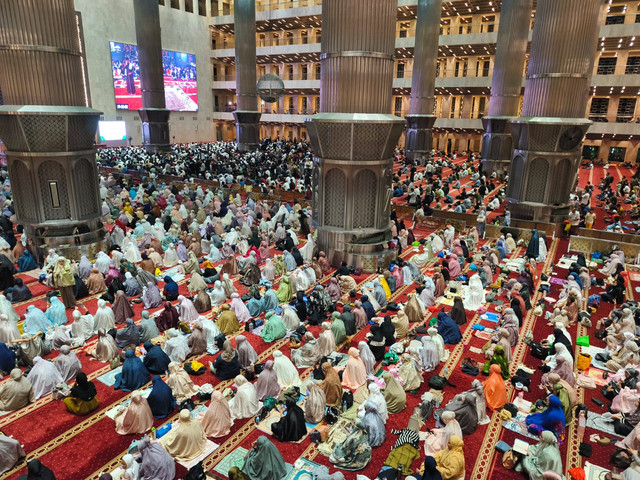 Umat Islam melaksanakan salat tarawih pertama di Masjid Istiqlal, Jakarta, Rabu (18/2/2026). Jeni Ritanti/kumparan