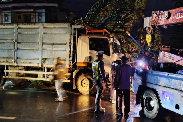  Kondisi usai truk bermuatan pakan ternak tabrak 4 kendaraan di Kota Batu, Malang, Rabu (18/2/2026). Foto: kumparan