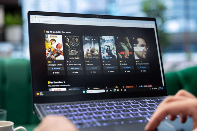 Ilustrasi memilih film/drama di digital platform. Foto: Freepik