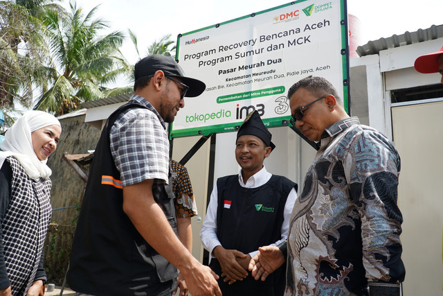 Hadir dalam prosesi peresmian ini, Wakil Ketua Pengurus Dompet Dhuafa, Herdiansah; Pimpinan Cabang Dompet Dhuafa, Rizky Fauzan; SO Digital Fundraising, Adi Kurniawan; Head of Public Policy & Government Relations, Tokopedia & TikTok E-Commerce Indonesia, Hilmi Adrianto; Head of Digital Goods Tokopedia, Desi Anggrayeni; SVP-Head of Digital Distribution Indosat Ooredoo Hutchison (IOH), Mutia Murwanti; VP-Head of Digital Commerce Indosat Ooredoo Hutchison (IOH), Natasya Andrea Putri ; VP-Head of Bank & Financial Institution Channel Indosat Ooredoo Hutchison (IOH), Igusti Ngurah Bagus Putra Iswara; Kepala Dinas Koperasi UMKM Provinsi Aceh, Zulkifli; Asisten 1 Setdakab Pidie Jaya, Said Abdullah; dan Keuchik Meurah Dua, Hilmi; serta warga setempat.