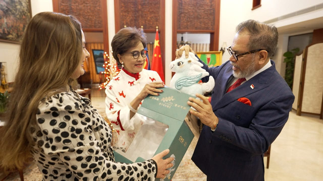Presenter televisi China, CGTN, Dubes RI untuk China, Djauhari Oratmangun maskot Musim Semi China Media Group (CMG) 2026.  Foto: KBRI Beijing