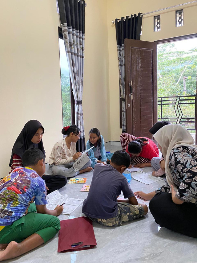 Kegiatan Bimbel di Posko KKN Universitas Peradaban Desa Taraban