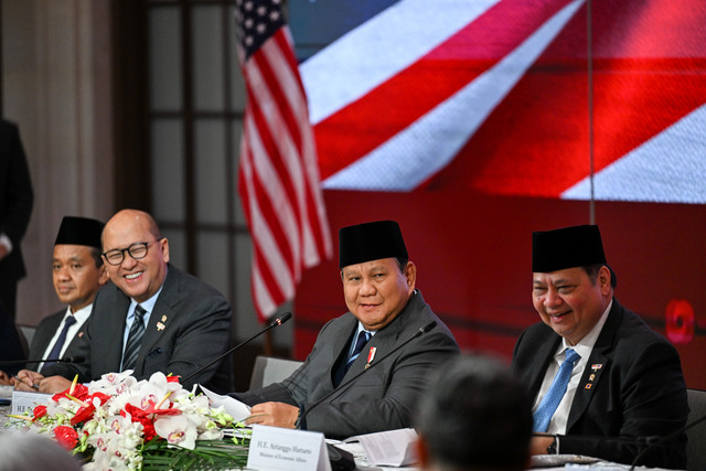 Presiden Prabowo Subianto didampingi Menko Perekonomian Airlangga Hartarto dan CEO Danantara Rosan Roeslani, Menteri ESDM Bahlil Lahadalia memberikan sambutan saat Bussines Summit di Washington DC, Amerika Serikat, Rabu (18/2/2026).  Foto: Hafidz Mubarak A/ANTARA FOTO
