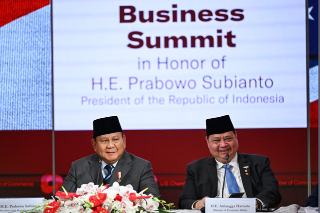 Presiden Prabowo Subianto (kiri) didampingi Menko Perekonomian Airlangga Hartarto memberikan sambutan saat Bussines Summit di Washington DC, Amerika Serikat, Rabu (18/2/2026). Foto: Hafidz Mubarak A/ANTARA FOTO
