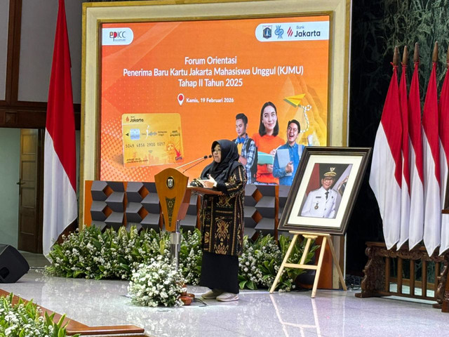 Kadisdik DKI Jakarta Nahdiana dalam Forum Orientasi Penerima Baru Kartu Jakarta Mahasiswa Unggul (KJMU) Tahap II Tahun 2025 di Balai Kota Jakarta, Kamis (19/2). Foto: Amira Nada Fauziyyah/kumparan