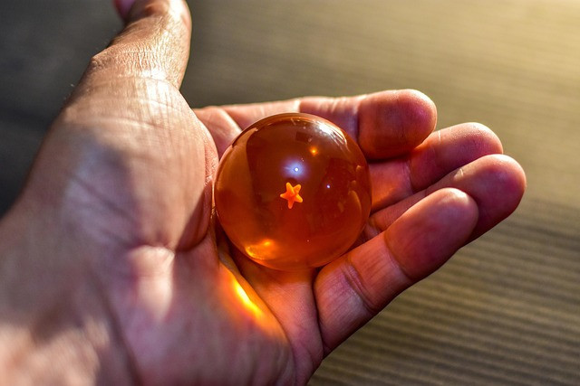 Bola yang siap dimainkan dalam permainan kuciang-kuciang. Sumber foto: pixabay.com