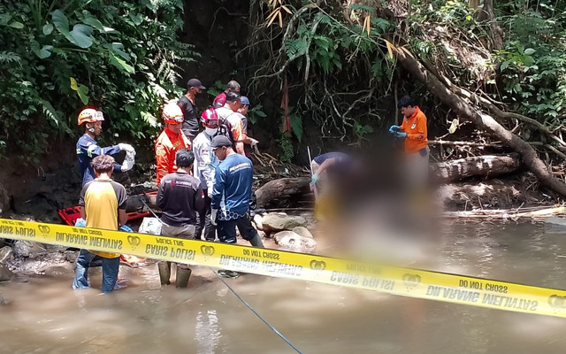 Mayat perempuan muda di sungai di Malang, ditemukan dalam kondisi tangan terikat dan mulut tersumpal. Foto: Dok. Polsek Jabung