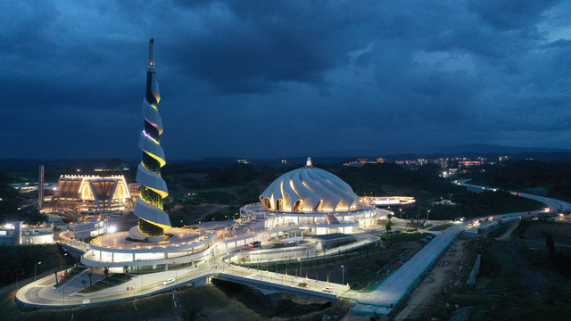 Foto udara Masjid Negara IKN berdampingan dengan Basilika Nusantara. Foto: M Risyal Hidayat/ANTARA