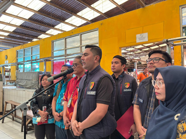 Kasubdit Indag Dirkrimsus Polda Metro Jaya AKBP Ardila Amryn di Pasar Koja Baru, Jakarta Utara, Kamis (19/2). Foto: Rayyan/Kumparan