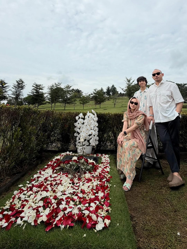 Momen Bunga Citra Lestari dan keluarga ziarah ke makam mendiang Ashraf Sinclair. Foto: Dok. Instagram @itsmebcl 