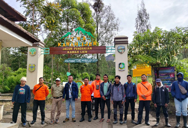 Petugas gabungan mencari seorang pendaki bernama Muhammad Dzikri Maulana yang hilang saat mendaki Kawah Gunung Ijen di Kecamatan Licin, Kabupaten Banyuwangi. Foto: Dok. Kantor Sar Banyuwangi