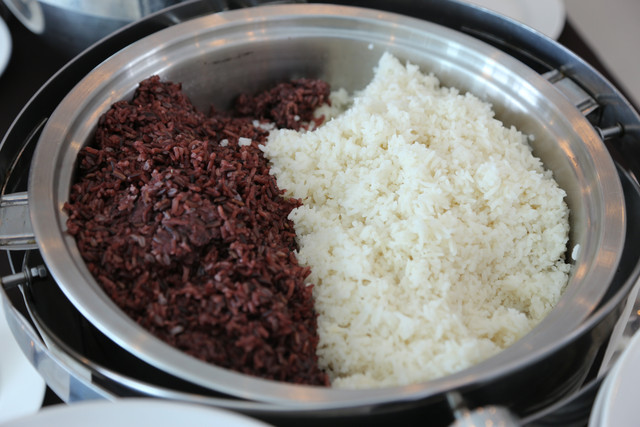 Ilustrasi nasi merah dan nasi putih. Foto: pockethifi/Shutterstock