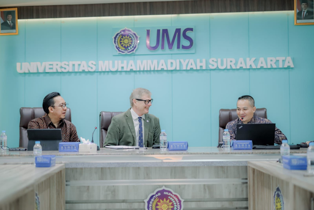Dari kiri ke kanan: Kaprodi Profesi Fisioterapis UMS, Suryo Saputra Perdana, M.Sc,PT., Pengembang program ParaSTART Australia Prof. Sean Michael Tweedy, dan Direktur DRKUI UMS Nurgiyatna, Ph.D