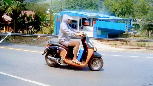 CCTV merekam terduga perampok dan pembunuh Ririn yang tengah membawa brankas kecil di Kecamatan Walenrang, Kabupaten Luwu. Foto: Dok. Istimewa