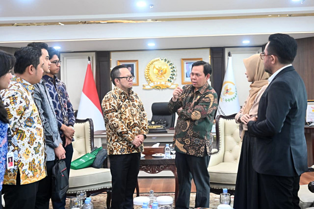 Managing Director Investment Danantara Investment Management, Stefanus Ade Hadiwidjaja, bertemu Ketua DPD RI Sultan B. Najamudin dan sejumlah anggota DPD RI di Ruang Kerja Ketua DPD RI, Rabu (18/2/2026). Foto: Dok. Danantara