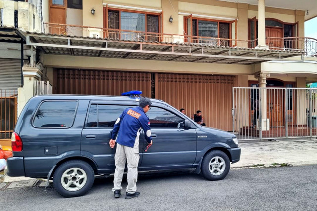 Penggeledahan rumah di Jalan Tampomas nomor 3, Surabaya, Kamis (19/2/2026). Foto: Farusma Okta Verdian/kumparan