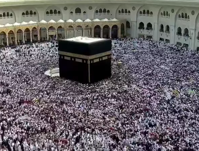 Jemaah umrah melaksanakan tawaf pada hari kedua Ramadan di Masjidil Haram, Makkah, 19/2/2026 pagi. Foto: YouTube/Qurantvsa