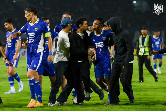 Kerusuhan usai laga Persib vs Ratchaburi di Stadion GBLA, Rabu (18/2). Foto: Dok. Facebook Ratchaburi FC