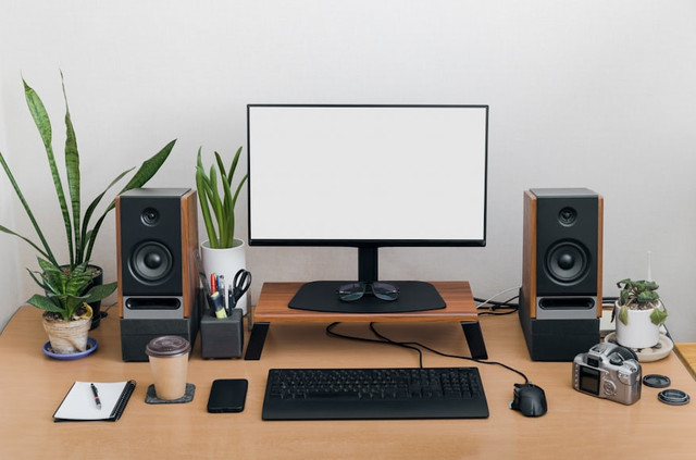 Ilustrasi monitor pc low watt. Foto: Unsplash