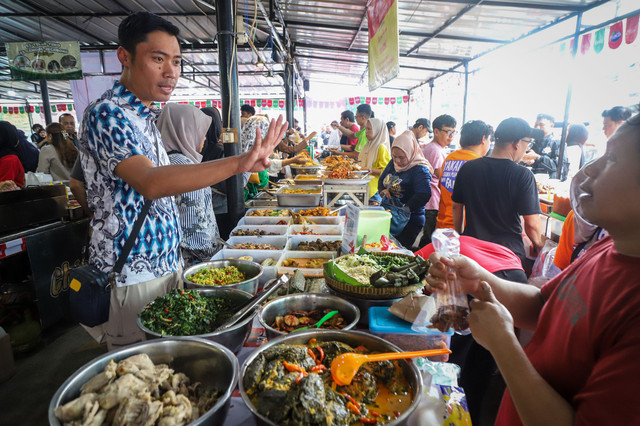 Pedagang melayani dagangannya kepada pembeli di Sentra Kuliner Pasar Bendungan Hilir (Benhil) Jakarta, Kamis (19/2/2026). Foto: Iqbal Firdaus/kumparan