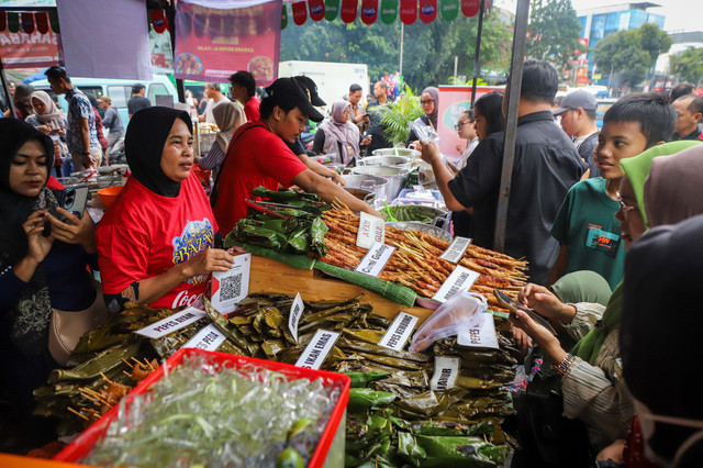 Pedagang melayani dagangannya kepada pembeli di Sentra Kuliner Pasar Bendungan Hilir (Benhil) Jakarta, Kamis (19/2/2026). Foto: Iqbal Firdaus/kumparan