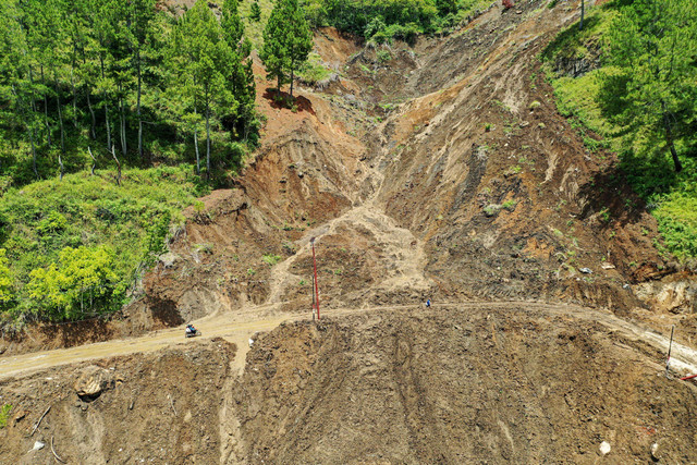 Foto udara pengendara motor melintas di titik longsor susulan yang telah dibersihkan di Kecamatan Kebayakan, Aceh Tengah, Aceh, Kamis (19/2/2026). Foto: Arnas Padda/ANTARA FOTO