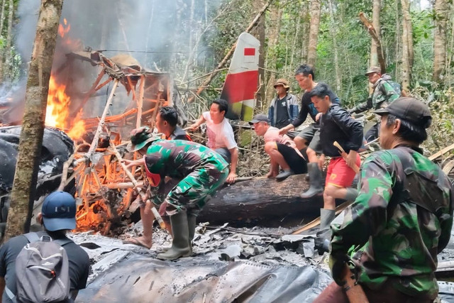 TNI mengevakuasi pilot pesawat Pelita Air Service di Pegunungan Pabetung Remayo, Kalimantan Utara, Kamis (19/2/2026). Foto: Puspen TNI