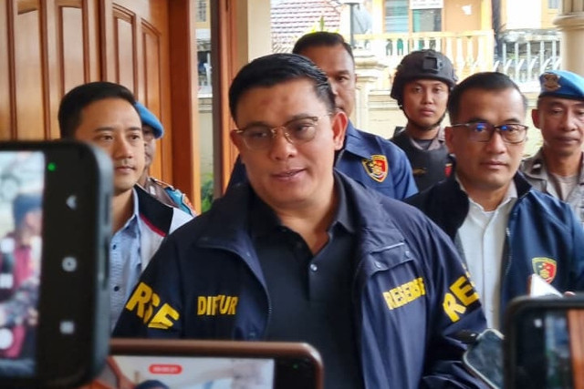 Dirtipideksus Bareskrim Polri Brigjen Pol Ade Safri Simanjuntak saat geledah rumah warga dugaan kasus TPPU emas ilegal di Kecamatan Sawahan, Kota Surabaya Kamis (19/2/2026). Foto: Farusma Okta Verdian/kumparan