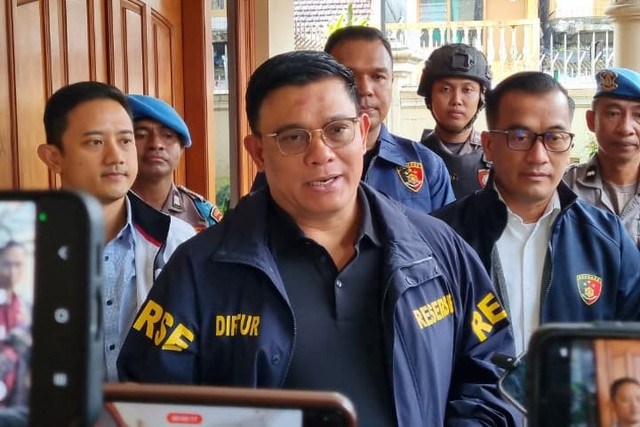 Dirtipideksus Bareskrim Polri Brigjen Pol Ade Safri Simanjuntak saat geledah rumah warga dugaan kasus TPPU emas ilegal di Kecamatan Sawahan, Kota Surabaya Kamis (19/2/2026). Foto: Farusma Okta Verdian/kumparan