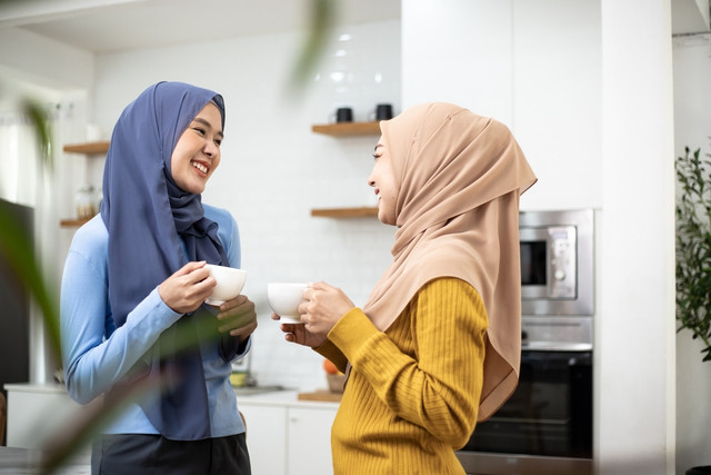 Ilustrasi mengobrol bersama sepupu saat bukber. Foto: Shutterstock