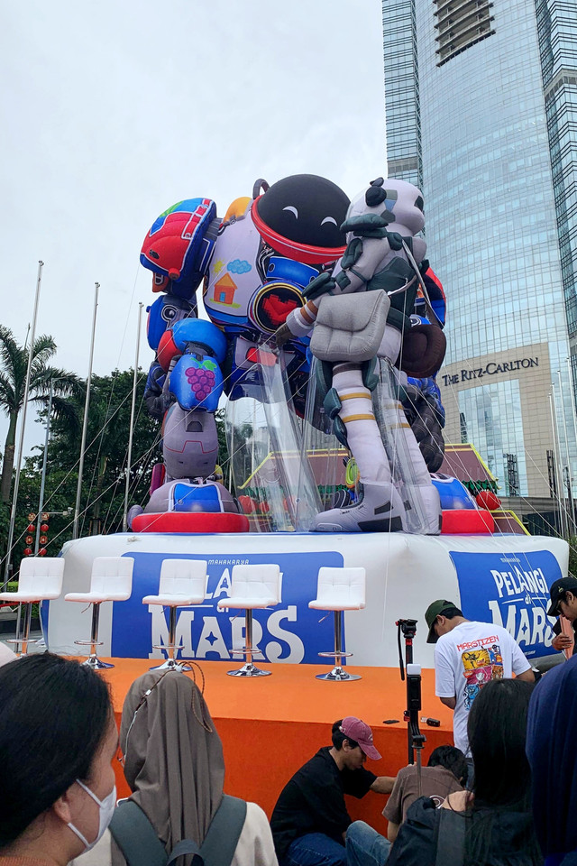 Acara peluncuran balon raksasa Pelangi Di Mars di SCBD, Jakarta Selatan, Kamis (19/2/2026). Foto: Vincentius Mario/kumparan