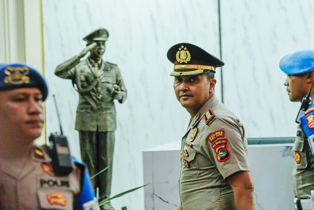 Mantan Kapolres Bima Kota AKBP Didik Putra Kuncoro (tengah) berjalan keluar dari ruang sidang usai mengikuti Sidang KKEP terkait kasus pemilikan narkoba di Gedung TNCC Mabes Polri, Jakarta, Kamis (19/2/2026). Foto: Asprilla Dwi Adha/ANTARA FOTO