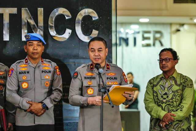 Karo Penmas Divisi Humas Polri Brigjen Pol Trunoyudo Wisnu Andiko didampingi Komisioner Kompolnas dan Karo Wabprof Divpropam Polri menyampaikan keterangan kepada wartawan usai Sidang Komisi KKEP di Gedung TNCC Mabes Polri, Jakarta, Kamis (19/2/2026). Foto: Asprilla Dwi Adha/ANTARA FOTO