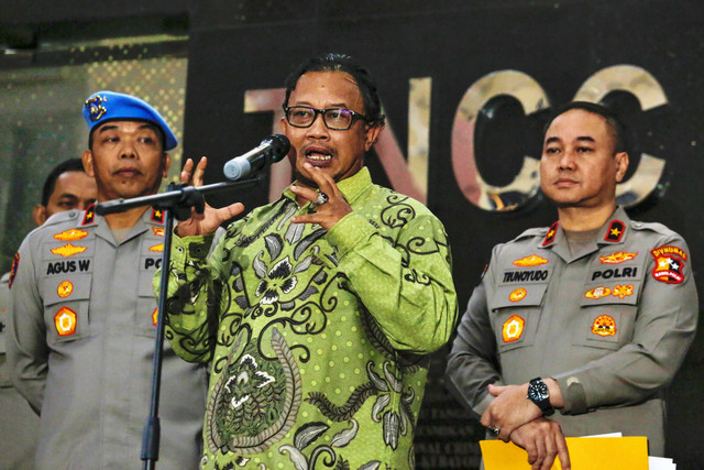 Komisioner Kompolnas Choirul Anam (tengah) didampingi Karo Penmas Divisi Humas Polri dan Karo Wabprof Divpropam Polri menyampaikan keterangan kepada wartawan usai Sidang Komisi KKEP di Gedung TNCC Mabes Polri, Jakarta, Kamis (19/2/2026). Foto: Asprilla Dwi Adha/ANTARA FOTO