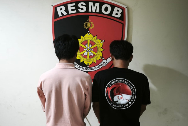 Dua pelaku pemerasan pemerasan jukir di Terminal Depok dengan modus mengaku polisi. Foto: Dok. Istimewa