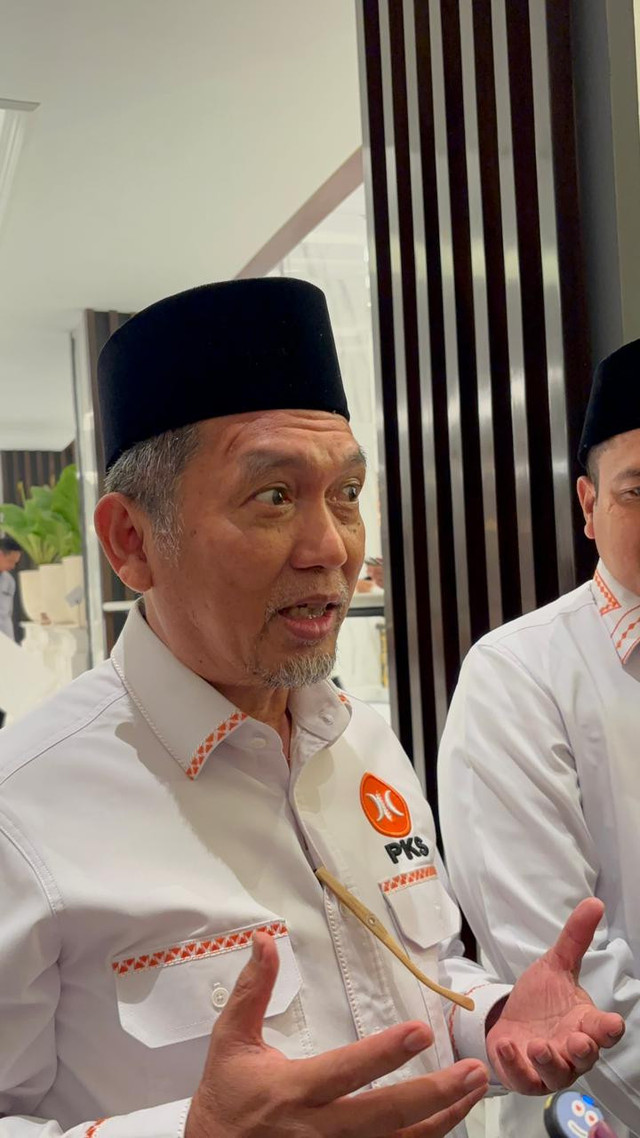 Presiden PKS Al Muzammil Yusuf di NasDem Tower pada Kamis (19/2/2026). Foto: Abid Raihan/kumparan