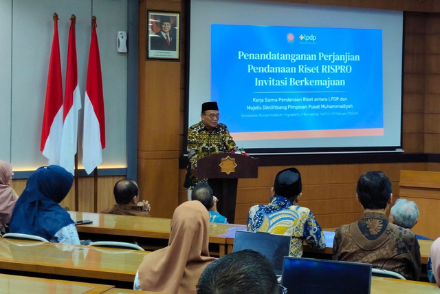 Ketua PP Muhammadiyah Bidang Ekonomi, Bisnis, dan Industri Halal Muhadjir Effendy saat acara Penandatanganan Perjanjian Pendanaan Riset dan Kegiatan Peningkatan Kapasitas Penerima Manfaat Rispro Inivitasi Berkemajuan antara Muhammadiyah dan LPDP. Foto: Arfiansyah Panji Purnandaru/kumparan