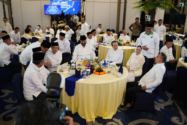 Presiden PKS Al Muzammil Yusuf, Wapres ke-10 dan ke-12 RI Jusuf Kalla, Ketum NasDem Surya Paloh, Ketua DPP PDIP Puan Maharani, Waketum PKB Jazilul Fawaid, dan Ketua Harian DPP Gerindra Sufmi Dasco Ahmad di acara Bukber NasDem, Kamis (19/2/2026). Foto: Abid Raihan/kumparan