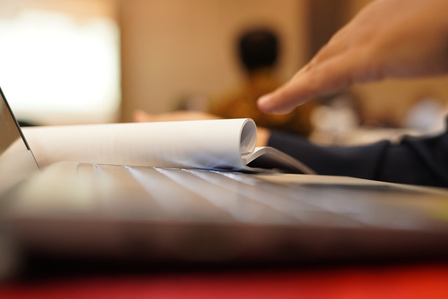 Ilustrasi cara perpanjang STNK online. Foto: Unsplash.com/T. S. W