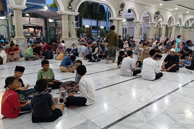 Masyarakat berbuka puasa di Masjid Agung Kudus, Kamis (19/2/2026). Foto: Vega Ma'arrijil Ula/kumparan