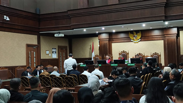 Pembacaan pleidoi pribadi eks Dirut Pertamina International Shipping, Yoki Firnandi, di Pengadilan Tipikor Jakarta, Kamis (19/2).  Foto: Jonathan Devin/kumparan